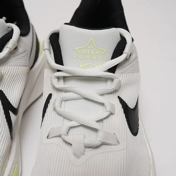 Nike  Running Shoes Boys Size 7 Youth EUR 40 Star Runner 4 White DX7615-102 - Picture 5 of 13